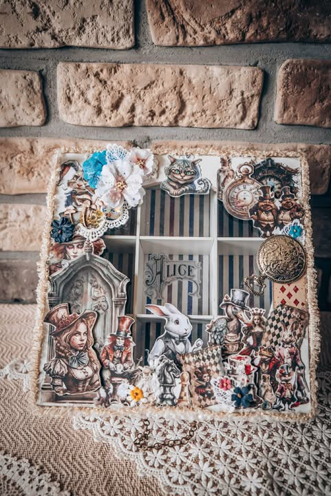 Pudełko ręcznie malowane z Alicją w Krainie Czarów, wymiary 23x23x6,5 cm